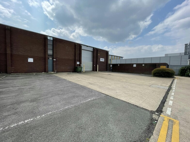 466-467 Malton Ave, Slough to rent - Building Photo - Image 3 of 6