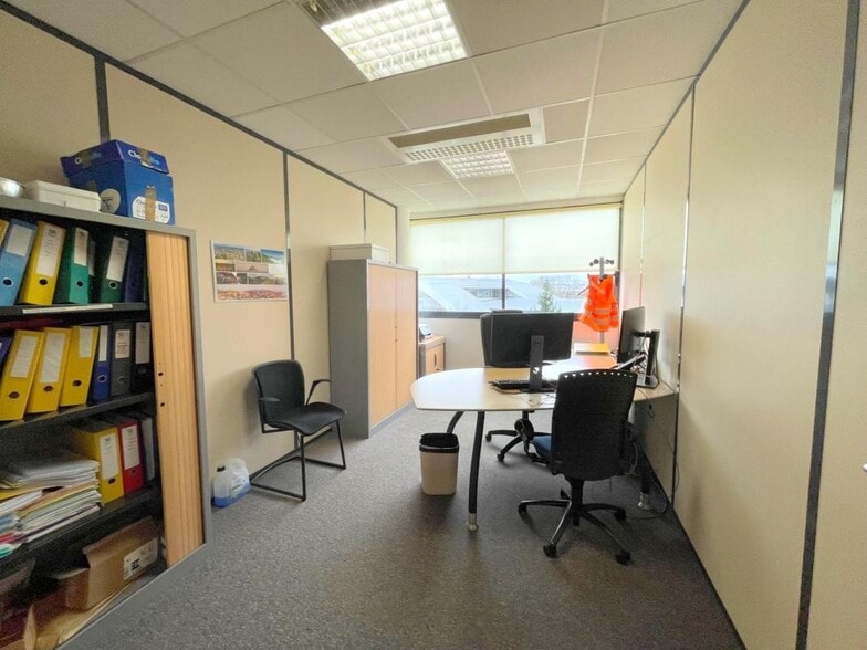 Office in Poissy to rent - Interior Photo - Image 2 of 18