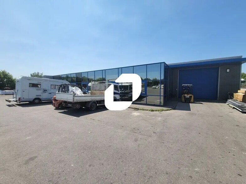 Office in Chilly-Mazarin to rent - Building Photo - Image 1 of 7