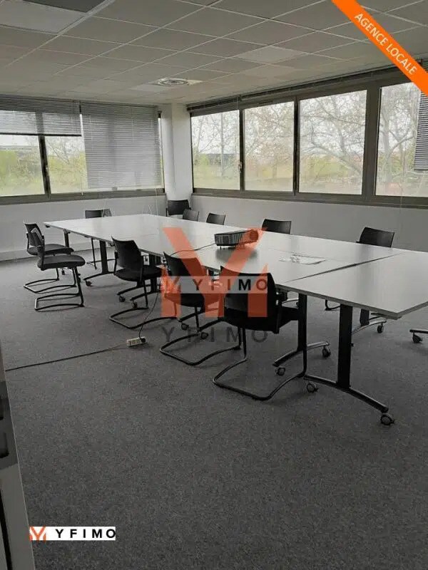 Location Bureaux 246 m² - Photo 1