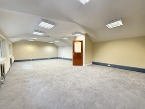 Pebble Close, Tadworth to rent Interior Photo- Image 2 of 9