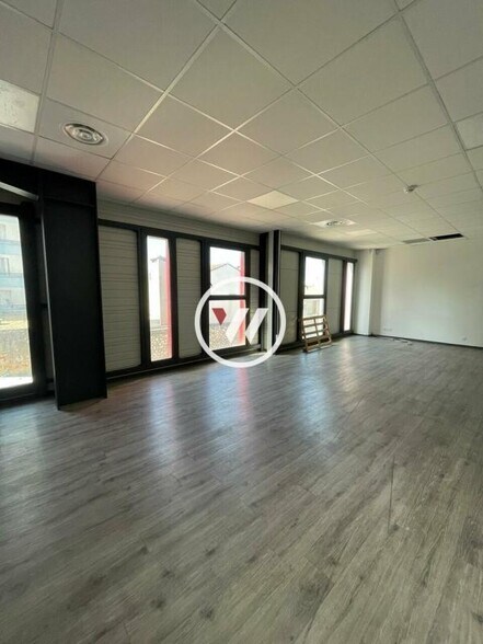 Industrial in Marseille to rent - Interior Photo - Image 3 of 6