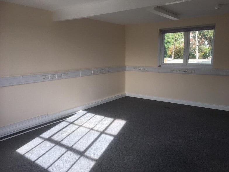 Greys Rd, Henley On Thames to rent - Building Photo - Image 2 of 5