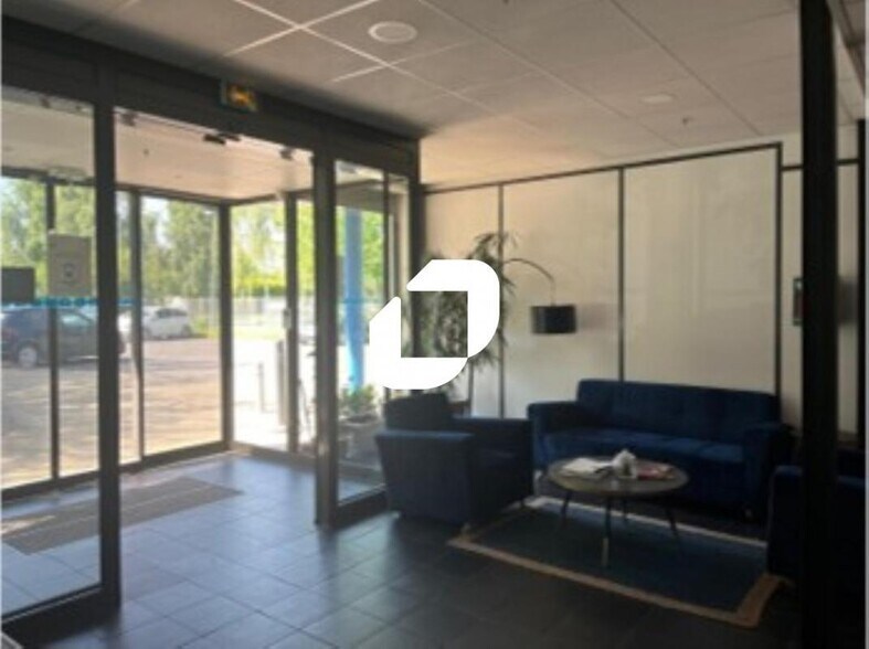 9 Rue Des Pyrénées, Lisses to rent - Lobby - Image 2 of 8