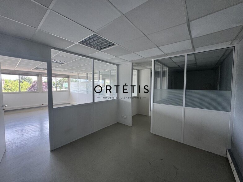 Office in Seilh to rent - Interior Photo - Image 2 of 5