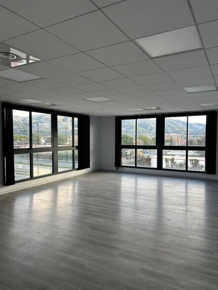 Office in Aubagne to rent - Building Photo - Image 2 of 7