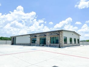 6427 Highway 105, Conroe, TX to rent Building Photo- Image 1 of 13