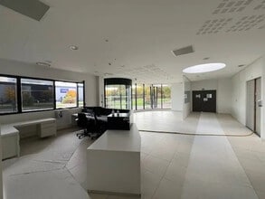 8 Rue Du Maréchal De Lattre De Tassigny, Élancourt to rent Building Photo- Image 1 of 4