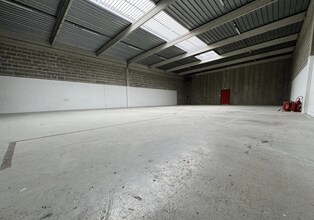 Light Industrial in Herblay-sur-Seine to rent Interior Photo- Image 1 of 7