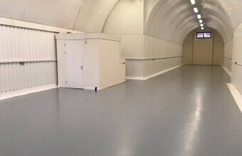 Raymouth Rd, London to rent Interior Photo- Image 2 of 2