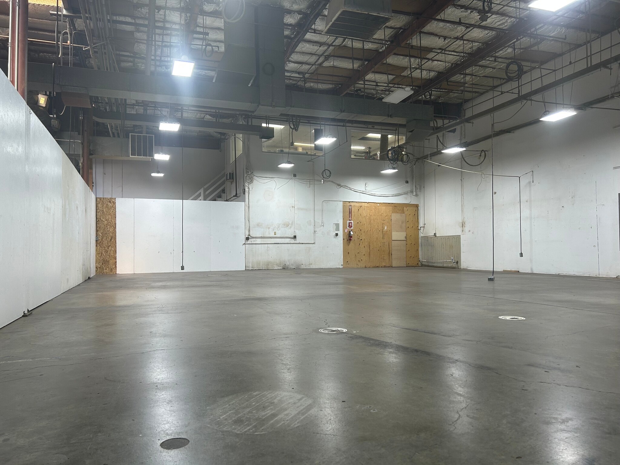 3901 SE Naef Rd, Portland, OR to rent Interior Photo- Image 1 of 11