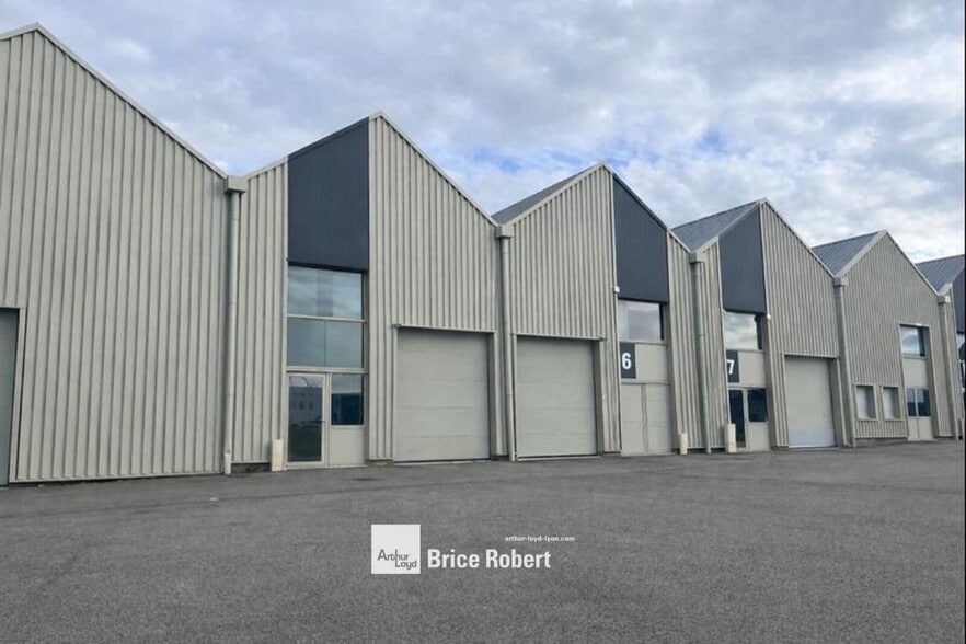 4 Rue Marcel Dassault, Genas to rent - Building Photo - Image 3 of 4