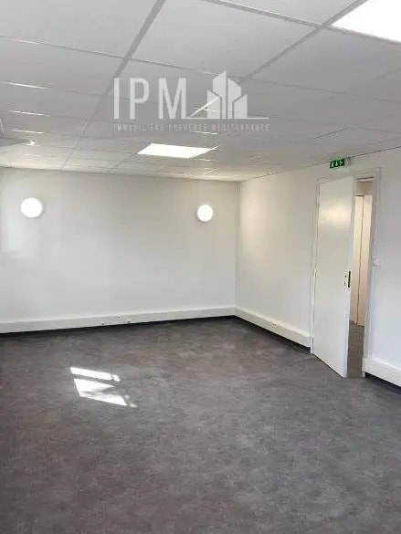 Office in Aubagne to rent Interior Photo- Image 1 of 6