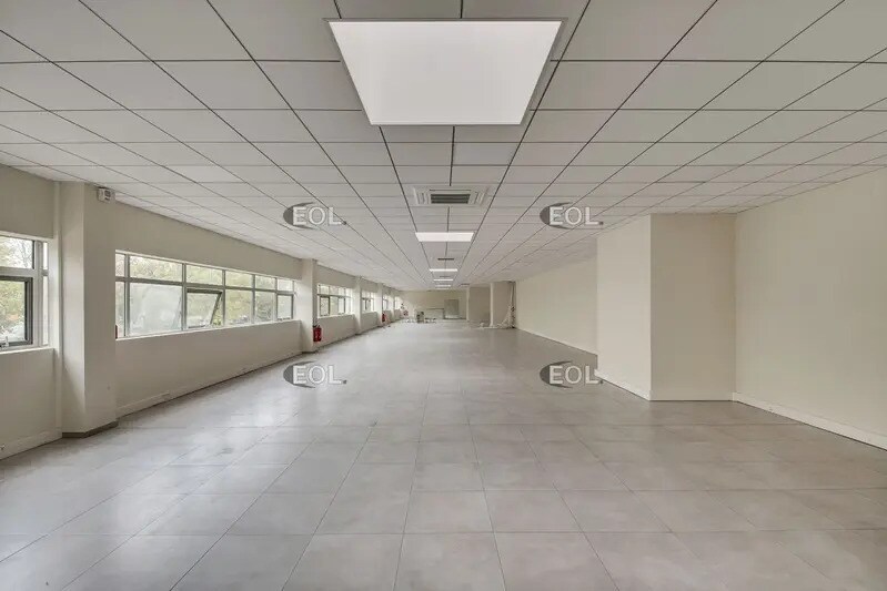 Light Industrial in Tremblay-en-France to rent - Interior Photo - Image 3 of 4