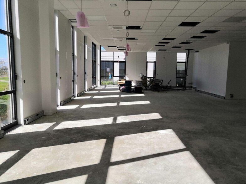Light Industrial in Élancourt to rent - Interior Photo - Image 2 of 5