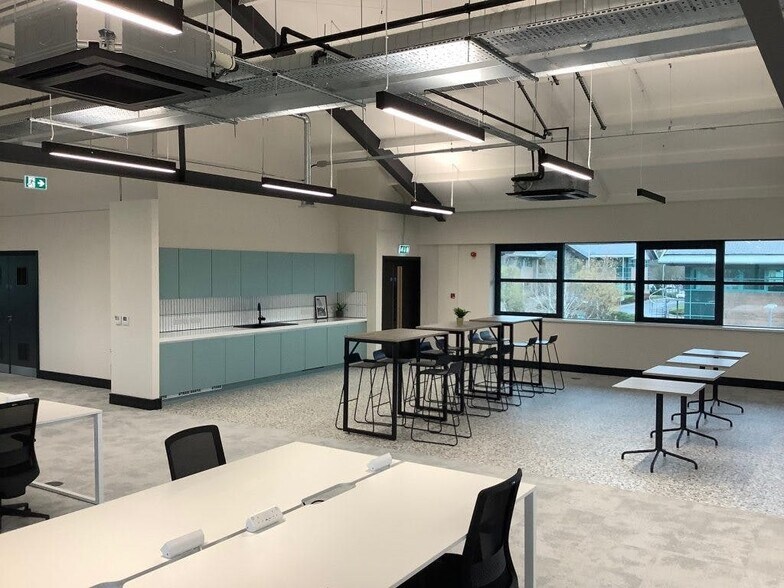 Edward Ct, Altrincham to rent - Interior Photo - Image 1 of 18