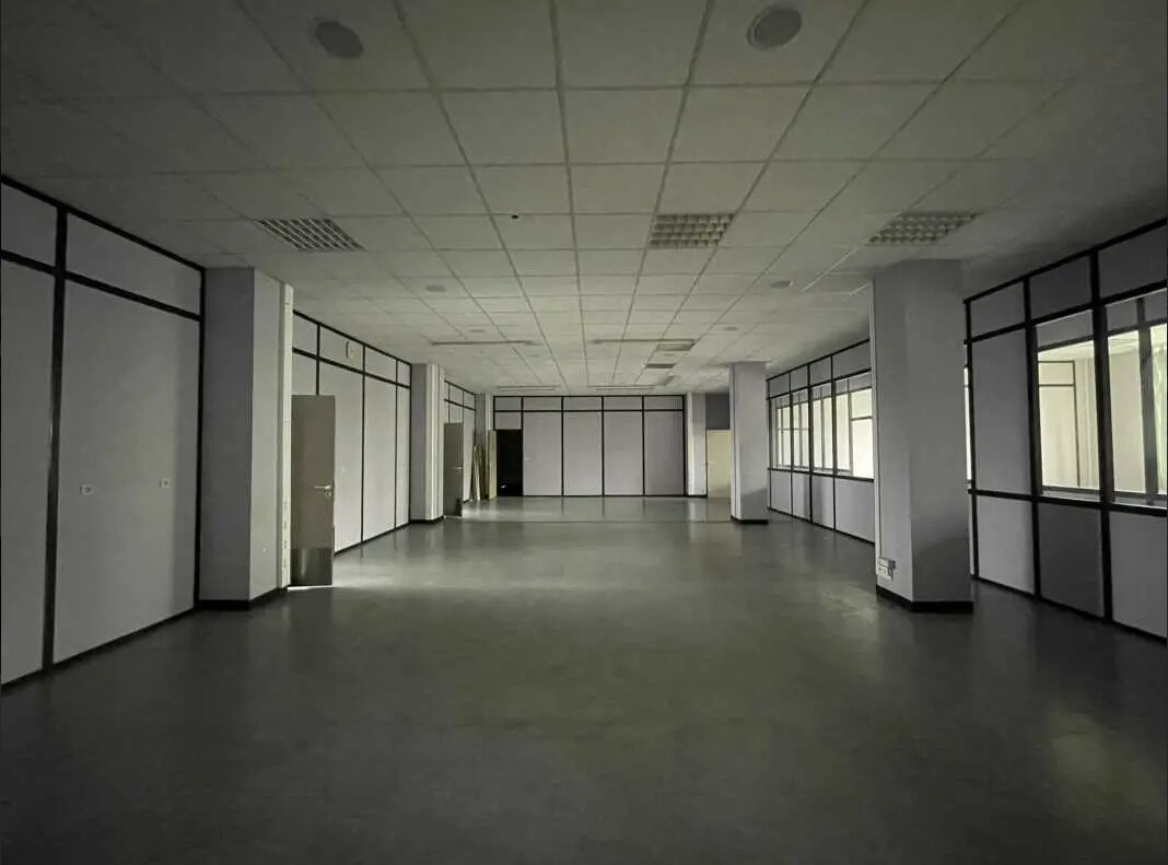 Office in Pantin to rent Interior Photo- Image 1 of 3