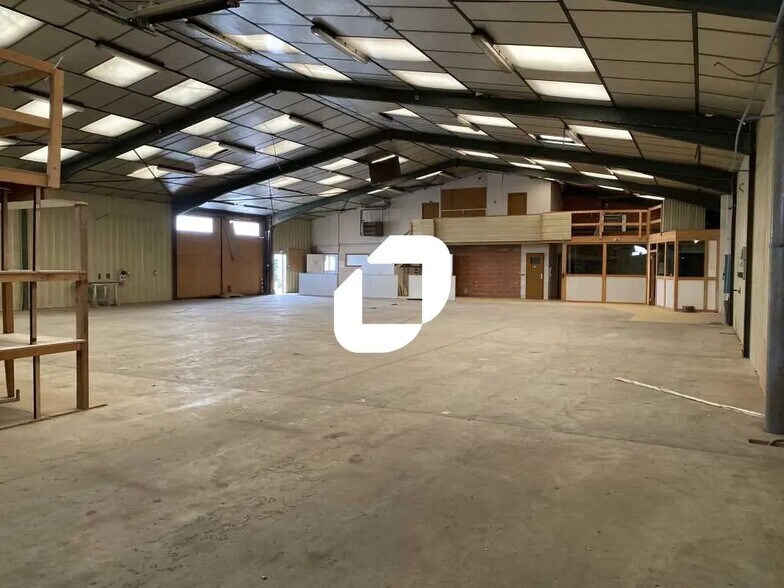 Light Industrial in Pessac to rent - Interior Photo - Image 2 of 7