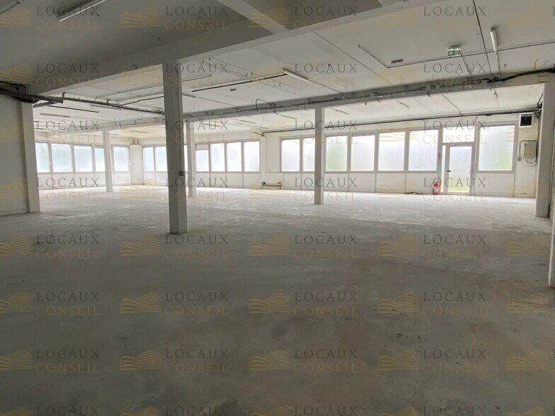 Light Industrial in Gennevilliers to rent - Interior Photo - Image 2 of 15