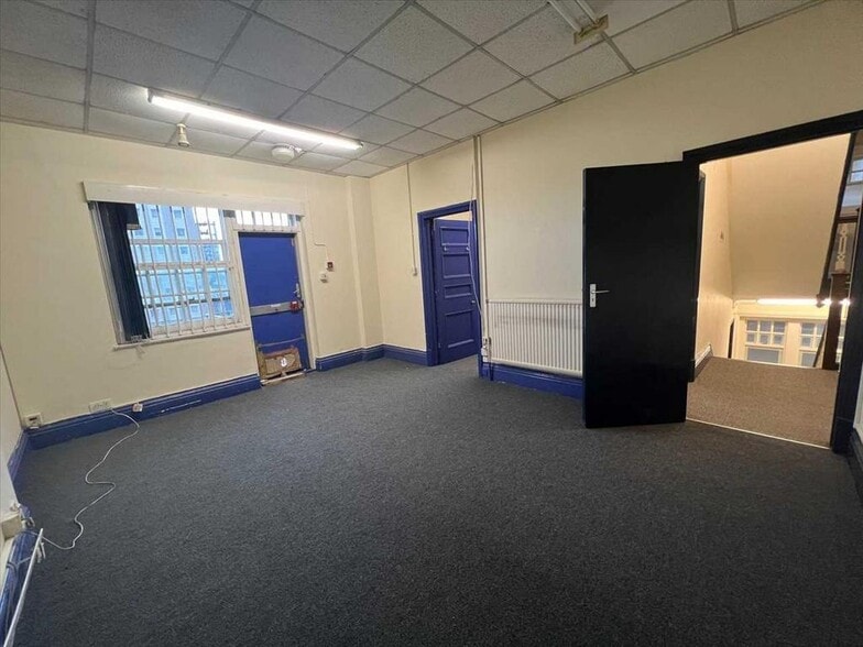 122-124 High St, Slough to rent - Building Photo - Image 2 of 5