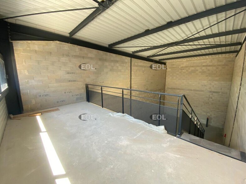 Light Industrial in Roquevaire to rent - Interior Photo - Image 2 of 5