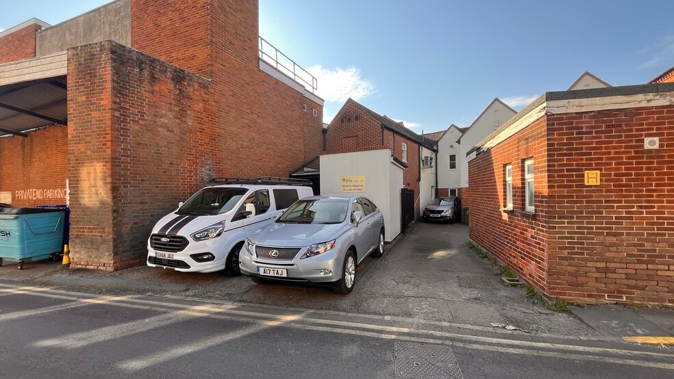 48 High St, Billericay to rent - Building Photo - Image 2 of 2