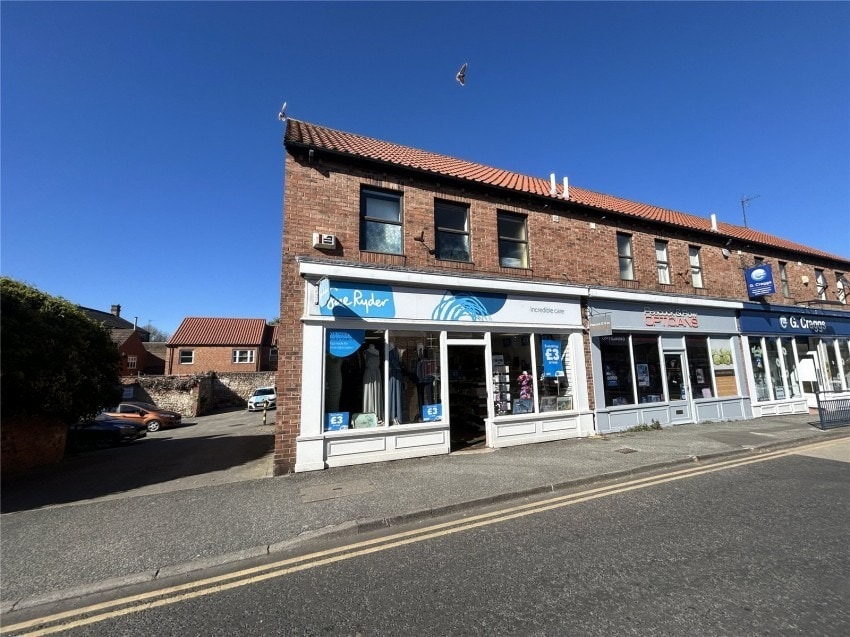 2 Moss's Arcade, Ripon to rent Building Photo- Image 1 of 2
