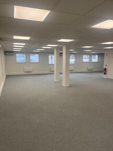 Office in Levallois-Perret to rent - Interior Photo - Image 3 of 5