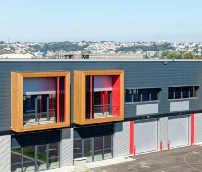 Light Industrial in Vaulx-en-Velin to rent - Building Photo - Image 3 of 10