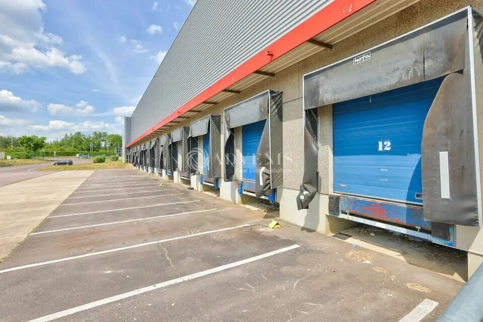 Location Entrepôt 8 460 m² - Photo 1