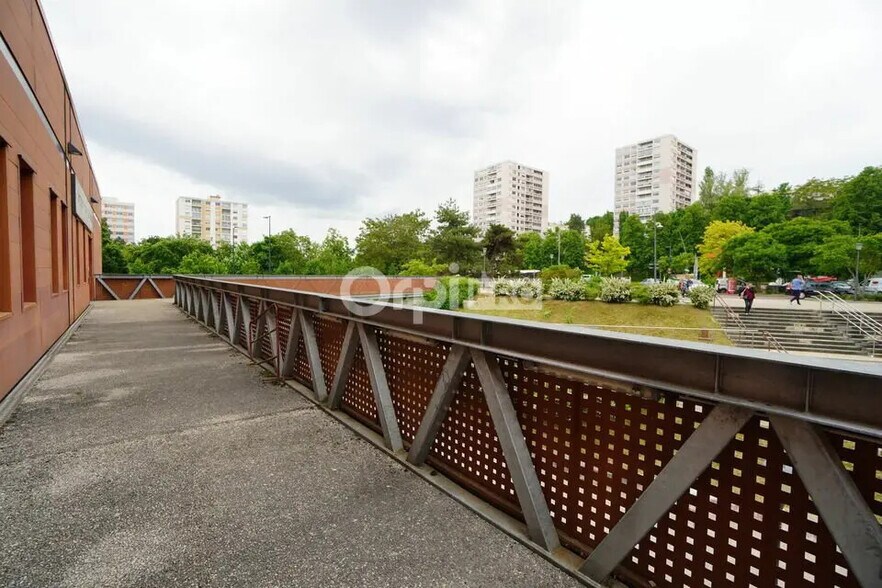 Retail in Dijon to rent - Building Photo - Image 3 of 5