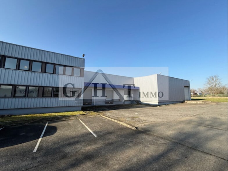 Industrial in Louvres to rent - Building Photo - Image 1 of 3