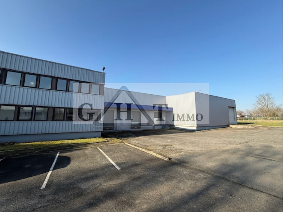Industrial in Louvres to rent Building Photo- Image 1 of 4