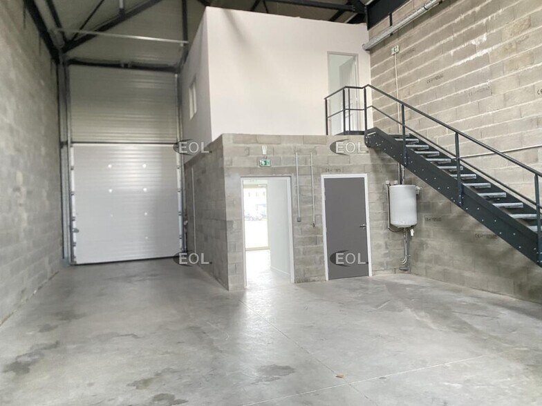 Light Industrial in Genas to rent - Building Photo - Image 2 of 6