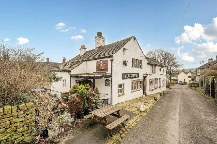 78 Old Rd, Tintwistle for sale - Primary Photo - Image 1 of 9