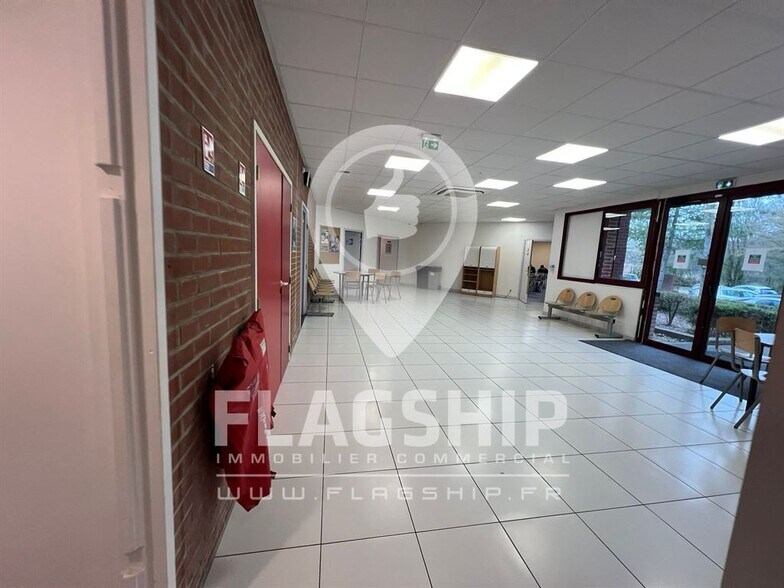 Office in Champs-sur-Marne to rent - Building Photo - Image 3 of 5