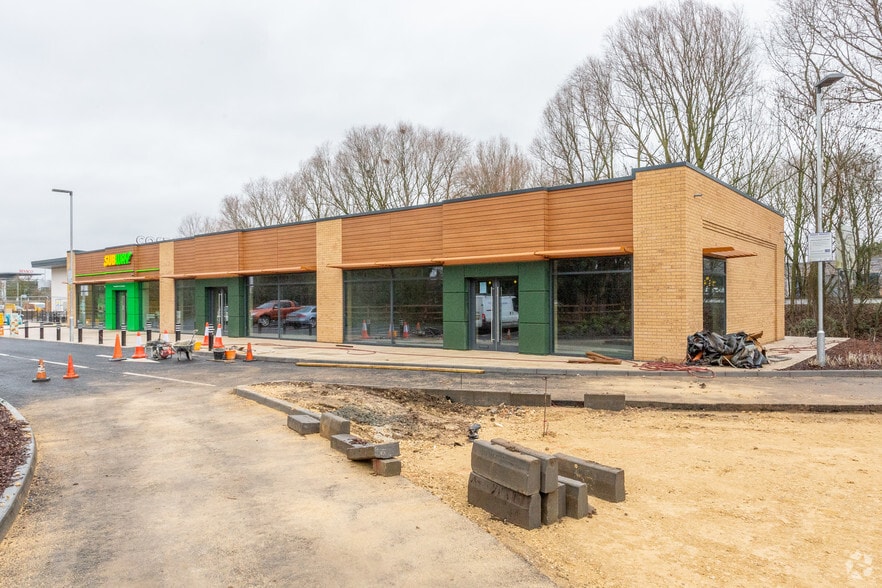 6 Harrison Way, St Ives to rent - Building Photo - Image 2 of 2