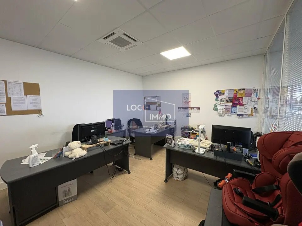 Location Bureaux 167 m² - Photo 1