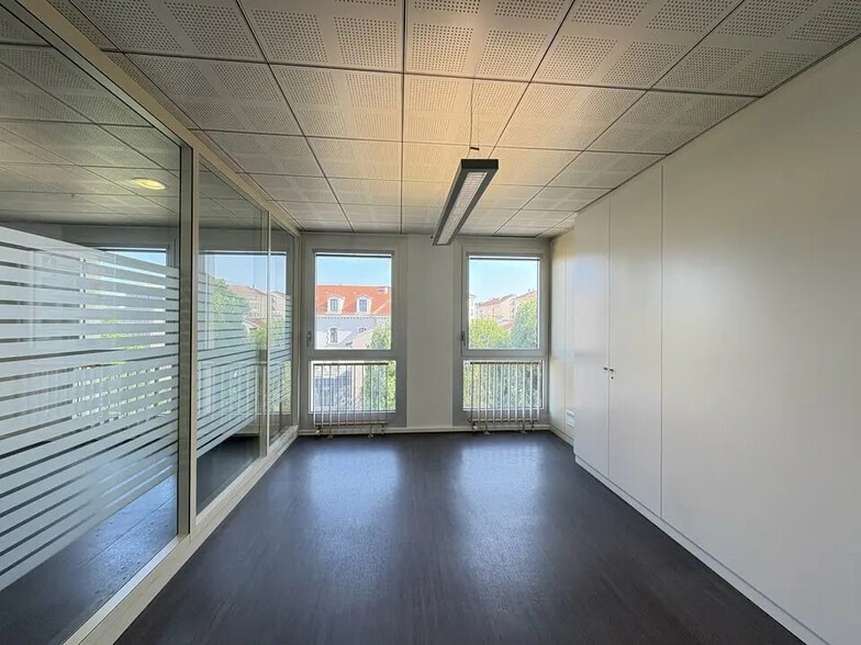 50 Cours De La République, Villeurbanne to rent - Interior Photo - Image 2 of 25