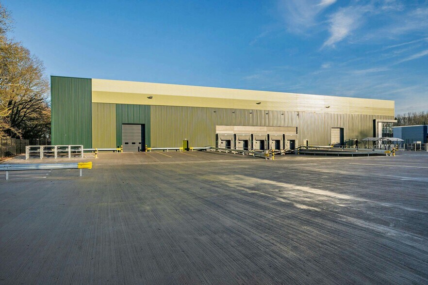 M81 Tower Rd, Stone to rent - Building Photo - Image 3 of 45