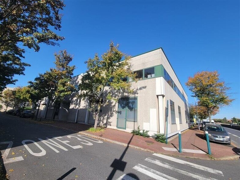 Light Industrial in Gennevilliers to rent - Building Photo - Image 1 of 7