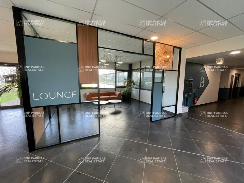 308 Allée Du Lac, Labège to rent - Lobby - Image 3 of 11