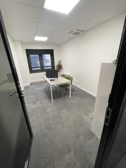 Office in Suresnes to rent - Building Photo - Image 3 of 31
