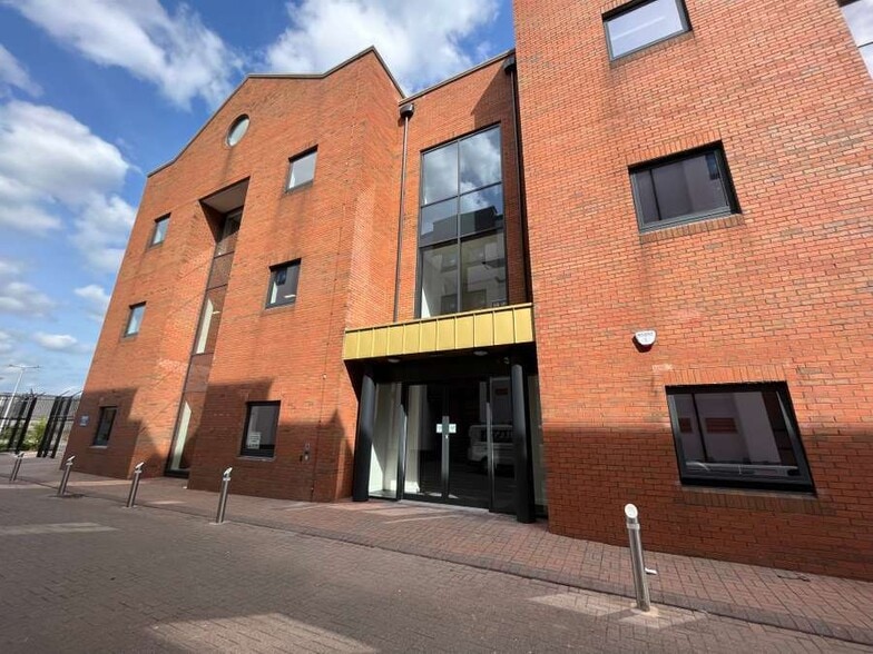 106 University St, Belfast to rent - Building Photo - Image 2 of 3