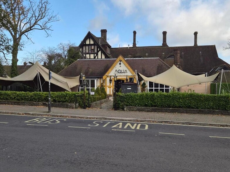 Station Sq, Orpington to rent - Building Photo - Image 1 of 4