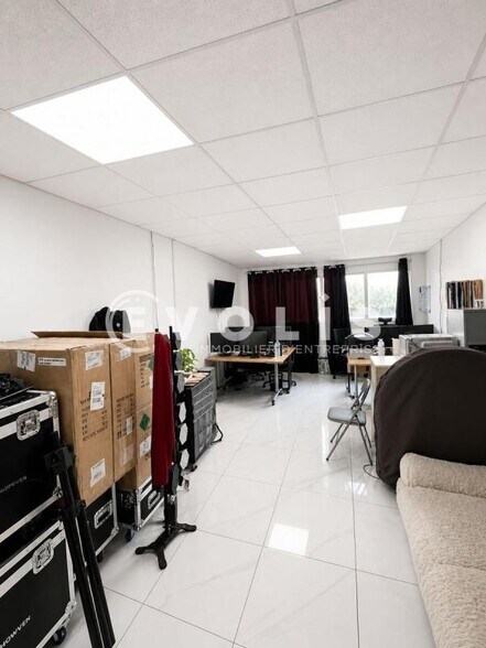 Office in Noisy-le-Grand to rent - Interior Photo - Image 3 of 3