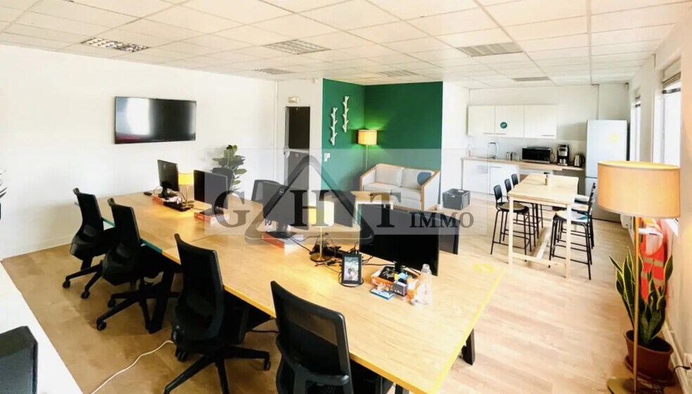 Industrial in Gennevilliers to rent - Interior Photo - Image 2 of 2