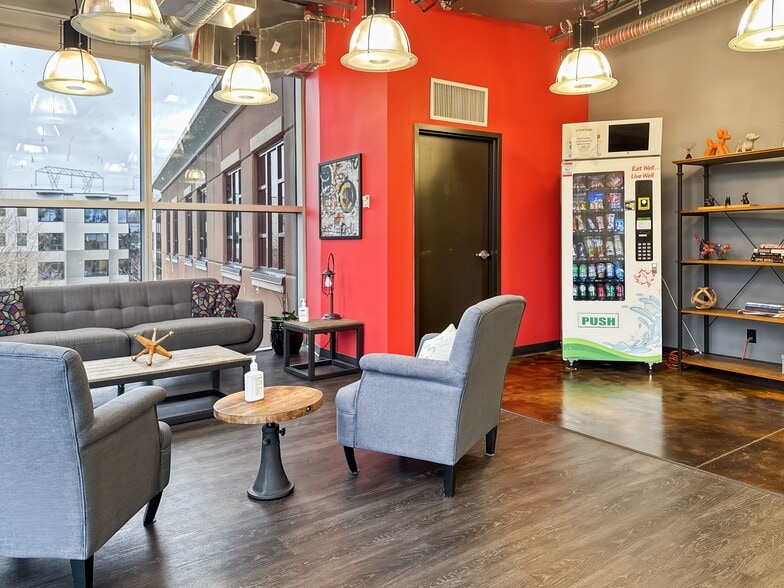 15300 Croydon Dr, Surrey, BC to rent - Interior Photo - Image 3 of 19