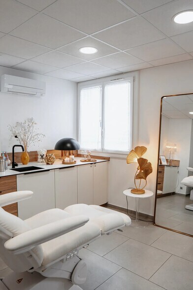 Retail in LUYNES for sale - Interior Photo - Image 3 of 4