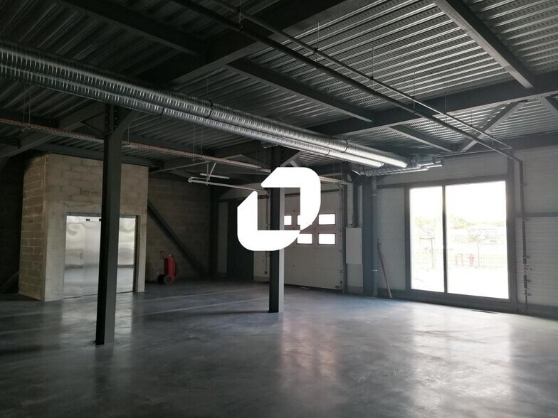 Light Industrial in Vénissieux to rent - Building Photo - Image 2 of 18